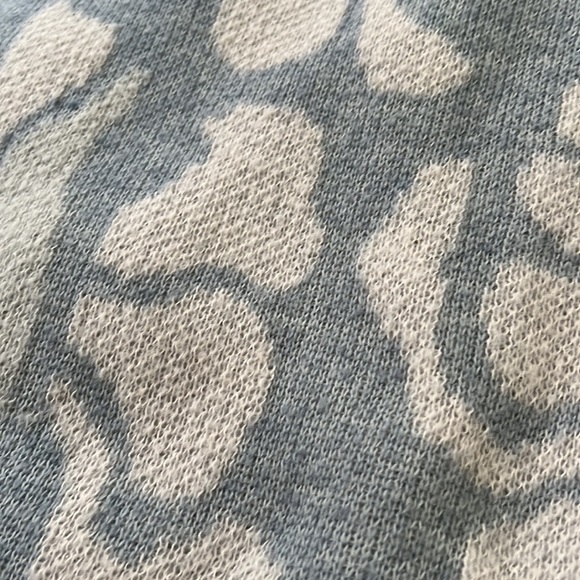 blue and white design sweater - Picture 2 of 3